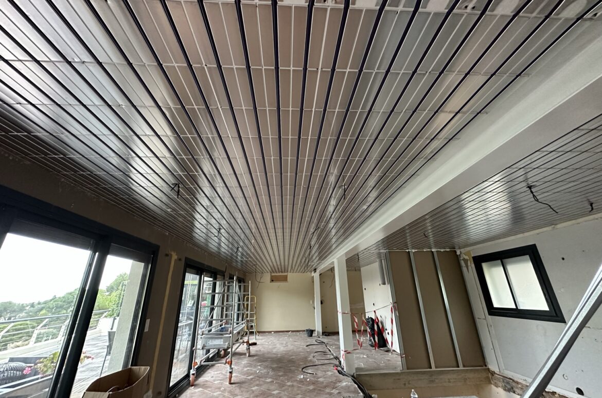 le plafond rafraîchissant absorbe les apports solaires des baies vitrées