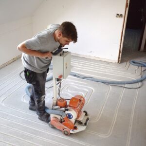 rainurage du plancher chauffant fraisé